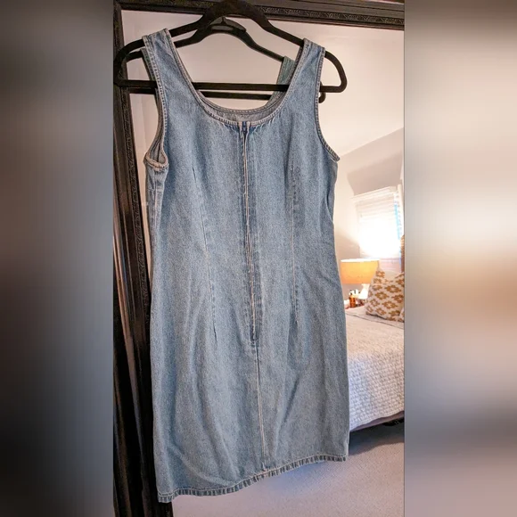 90's VINTAGE | 🌼 Embroidered Daisy Light Denim Dress w/Zip Back 🌼 - Picture 4 of 6